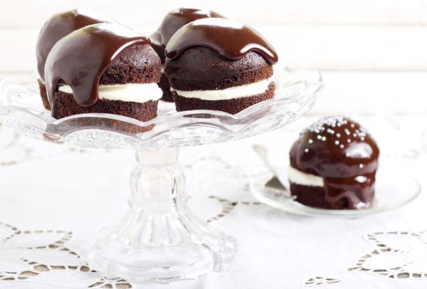 Muffin al cioccolato farciti con panna e ganache