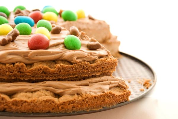 Torta al cioccolato con crema e smarties