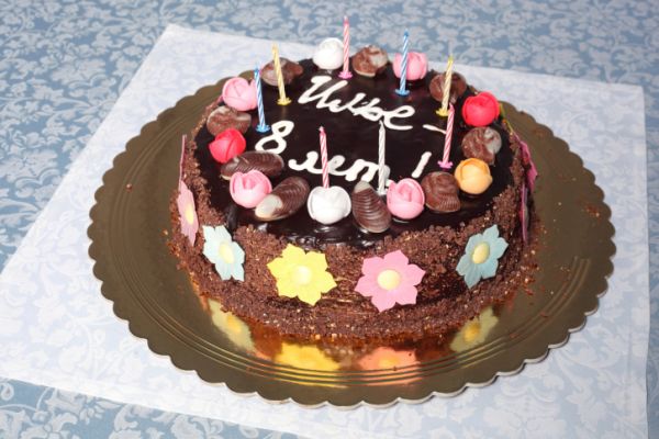 Torta al cioccolato con fiori colorati