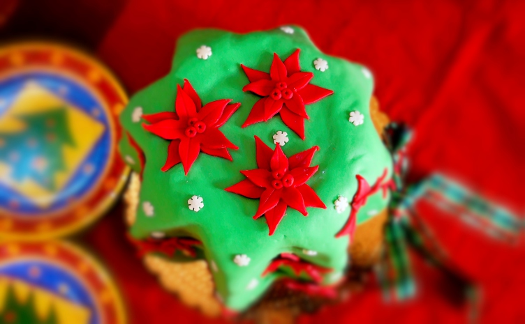 Pandoro decorato con pasta di zucchero