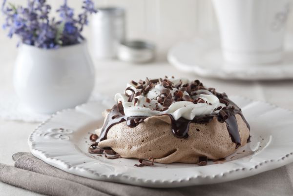 Pavlova al cioccolato con pere e cannella