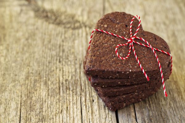 Biscotti a forma di cuore al cioccolato