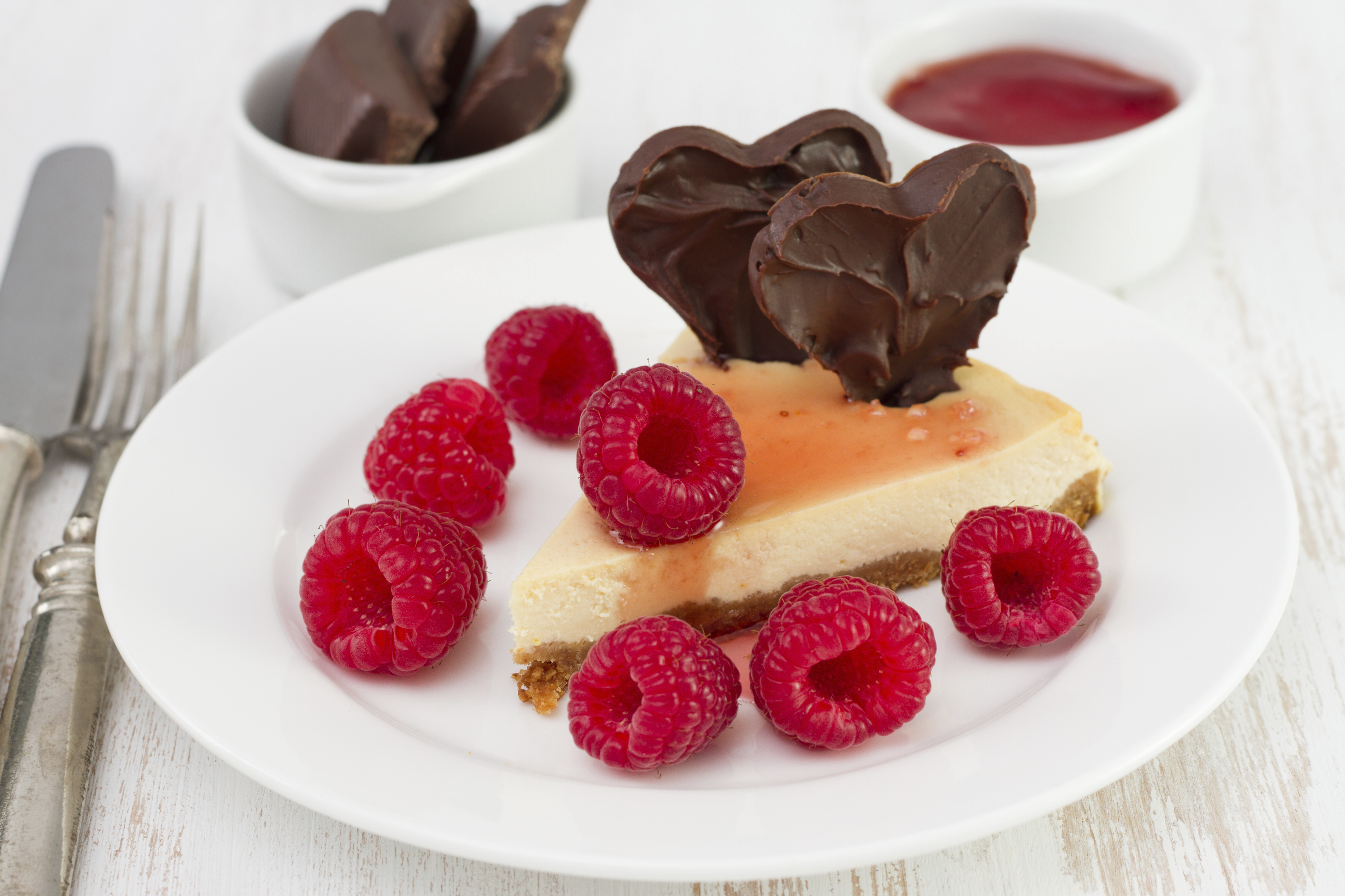 Cheesecake con cuori di cioccolato e lamponi