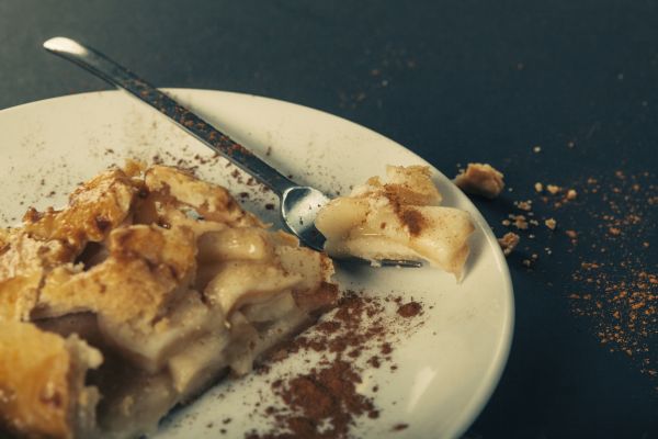 Torta di mele, zucchero e cannella