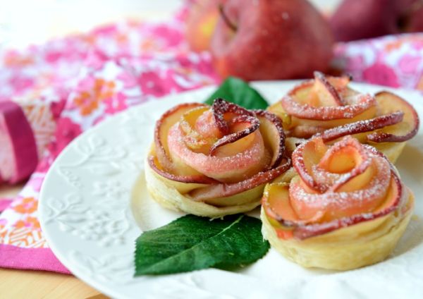 Crostatine con rose di mela