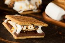 S’mores, i biscotti americani con crackers e marshmallow S’mores, i biscotti americani con crackers e marshmallow