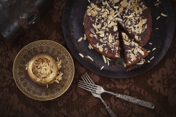 Torta di pangrattato, amaretti e cioccolato