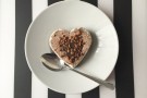 San Valentino, semifreddo al cioccolato bianco e salsa al fondente San Valentino, semifreddo al cioccolato bianco e salsa al fondente