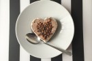 San Valentino, semifreddo al cioccolato bianco e salsa al fondente