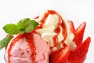 Coppette di gelato con salsa di fragole