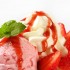 Coppette di gelato con salsa di fragole