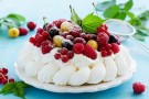 Pavlova di Pasqua con cioccolato bianco