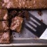 Brownie con cioccolato, lamponi e nocciole