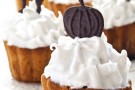 Muffin alla zucca con panna montata per Halloween