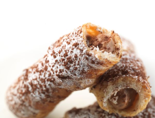 Cannoncini di sfoglia con crema al cioccolato