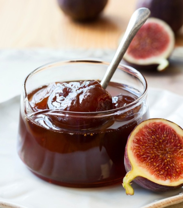 trecce integrali con marmellata di fichi, marmellata di fichi, schiacchiata con fichi secchi