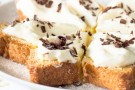 Pandoro con crema chantilly e scaglie di cioccolato