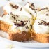 Pandoro con crema chantilly e scaglie di cioccolato