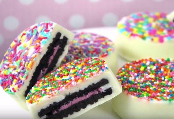 Oreo ricoperti cioccolato bianco calza Befana (VIDEO)