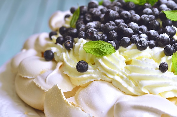 mini pavlova , salsa di mirtilli, scaglie di cioccolato