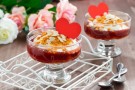 Coppe di marmellata e panna per San Valentino