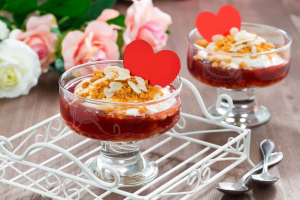 Coppe di marmellata e panna per San Valentino