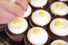 Cupcake di Pasqua con uovo (finto) con il video semplice