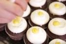 Cupcake di Pasqua con uovo (finto) con il video semplice Cupcake di Pasqua con uovo (finto) con il video semplice