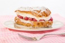 Eclairs alla crema chantilly e lamponi per la Festa della donna Eclairs alla crema chantilly e lamponi per la Festa della donna