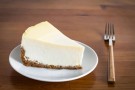 Cheesecake con panna e granella di nocciole