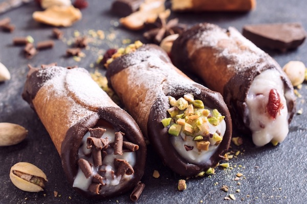 cannoli con crema al cioccolato, cannoli siciliani con pepe, cannoli siciliani