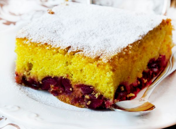 Torta con fragole, cioccolato bianco e ricotta