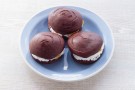 Whoopies al cioccolato con marmellata di more e panna