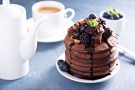 Pancake al cioccolato con pesche aromatizzate