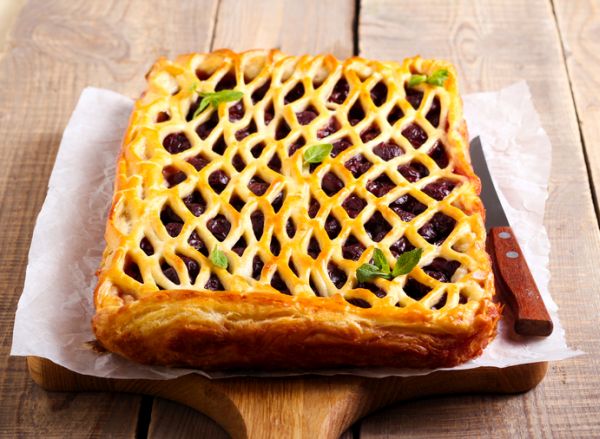 Crostata di sfoglia alla marmellata di prugne