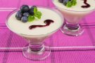 Panna cotta con violette candite per festa della mamma