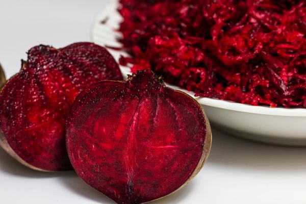 Biscotti vegani con barbabietola rossa