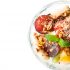 Coppa di yogurt greco con frutta fresca e secca