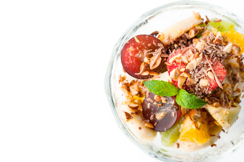 Coppa di yogurt greco con frutta fresca e secca