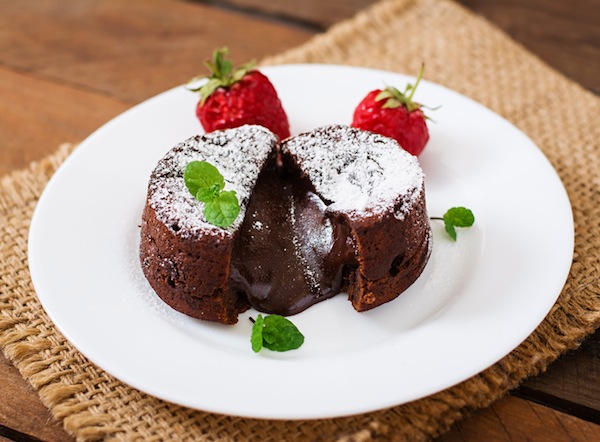 tortini al cioccolato , cuore di mango