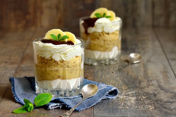 Banane al rum con spuma di cioccolato bianco