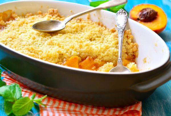 Crumble di pesche e cioccolato