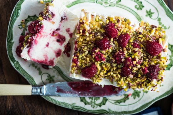 Semifreddo alla ricotta con lamponi pistacchi e sesamo