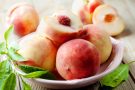 Smoothie estivo di fragole e pesche Smoothie estivo di fragole e pesche