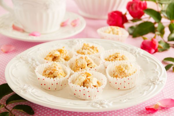 cookies with peanuts and corn flakes in white chocolate.