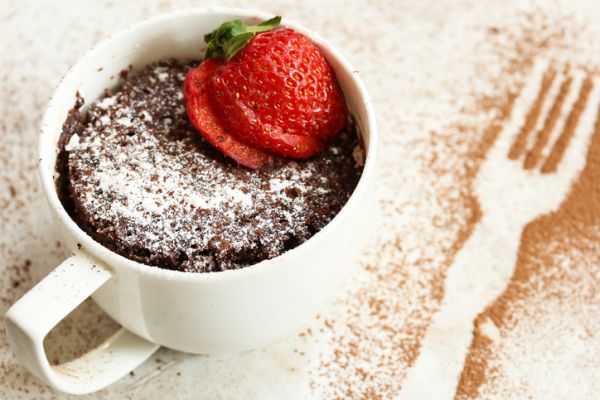 Mug cake con cacao e mandorle