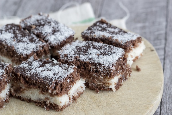 lamingtons australiani, lamingtons al cocco e cioccolato, lamingtons con la marmellata