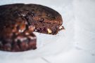 Tortino al cioccolato con nocciole caramellate per vegani Tortino al cioccolato con nocciole caramellate per vegani