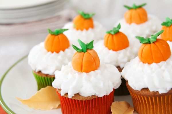 Cupcake con panna e zucca di pasta di zucchero