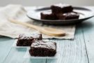 Brownies al cioccolato fondente con le noci e l’uvetta